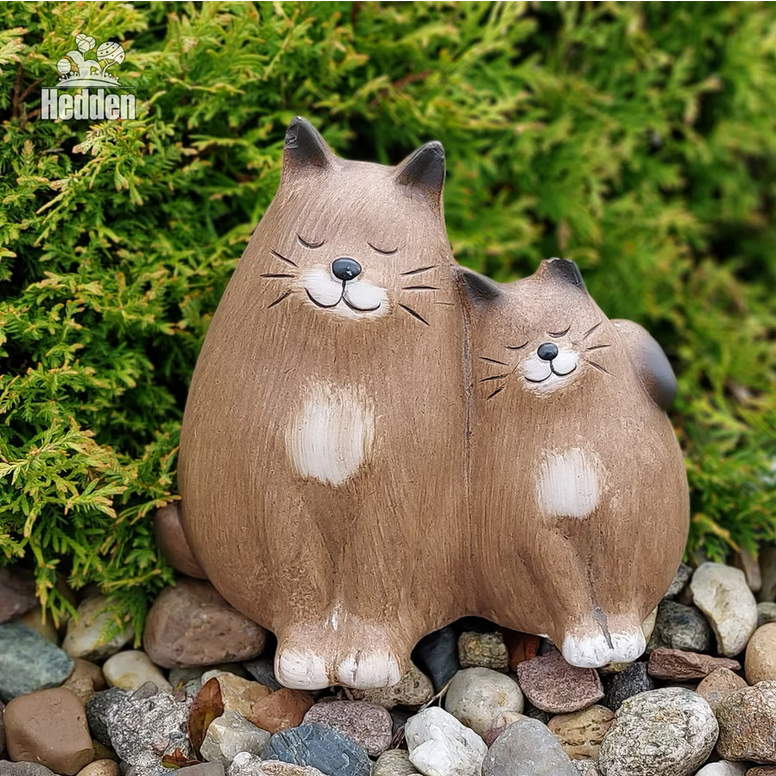 Katzen Duo zum Ausfstellen für zu Hause oder in den Garten. Katzen sind braun mit weißen Pfötchen und weißen Flecken an der Brust und Nase.